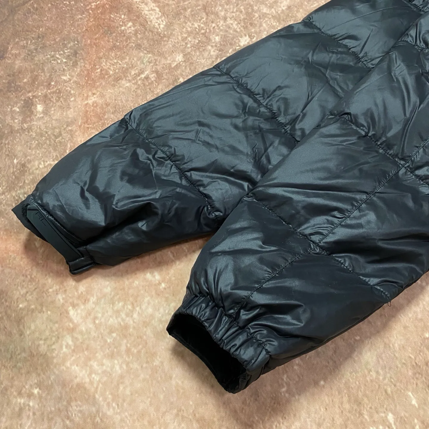 P740 The top version distinguishes currency from the official website for details, scan the QR code to enter the official website] 24SS Winter New Rah Lauren Winter Gorham Down Jacket with Detachable Hood Down Jacket is windproof and waterproof. The same top version as the official website - Color: Black, Navy Blue, Glossy Black - The top version distinguishes market currency - Purchase the original mold to create a full set of customized accessories, details determine success or failure. - ·Comes from the United States, and has a strong American flavor. ·The two brands under his name, by Rah Lauren and Rah Lauren, have created a sales field of high-quality fashion in the world, and continue to carry forward the designer's reputation and the brand's glorious image. - - Accessories: original tag, washed label + electroplated YK zipper logo, customized Laf Loren zipper - full set of accessories - the same style for both men and women, size m-xxl